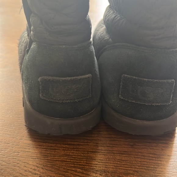 UGG Kids Puffy Quilted Houndstooth Black Girls Boots size 5 - Picture 2 of 7